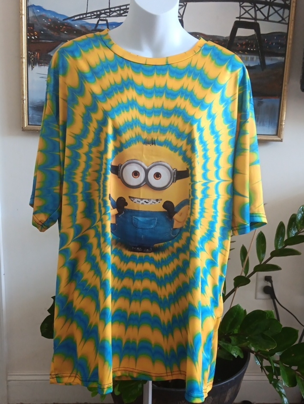 Disney's Minion Pyschedelic Blue and Yellow Tee P2P 25" L 31" 3XL Stretchy